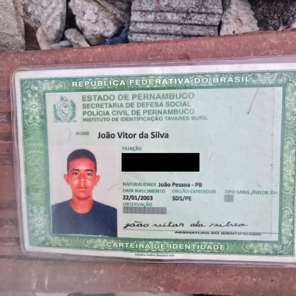 Homem é morto a tiros ao tentar pular portão de residência para fugir de perseguição, em Pedras de Fogo 