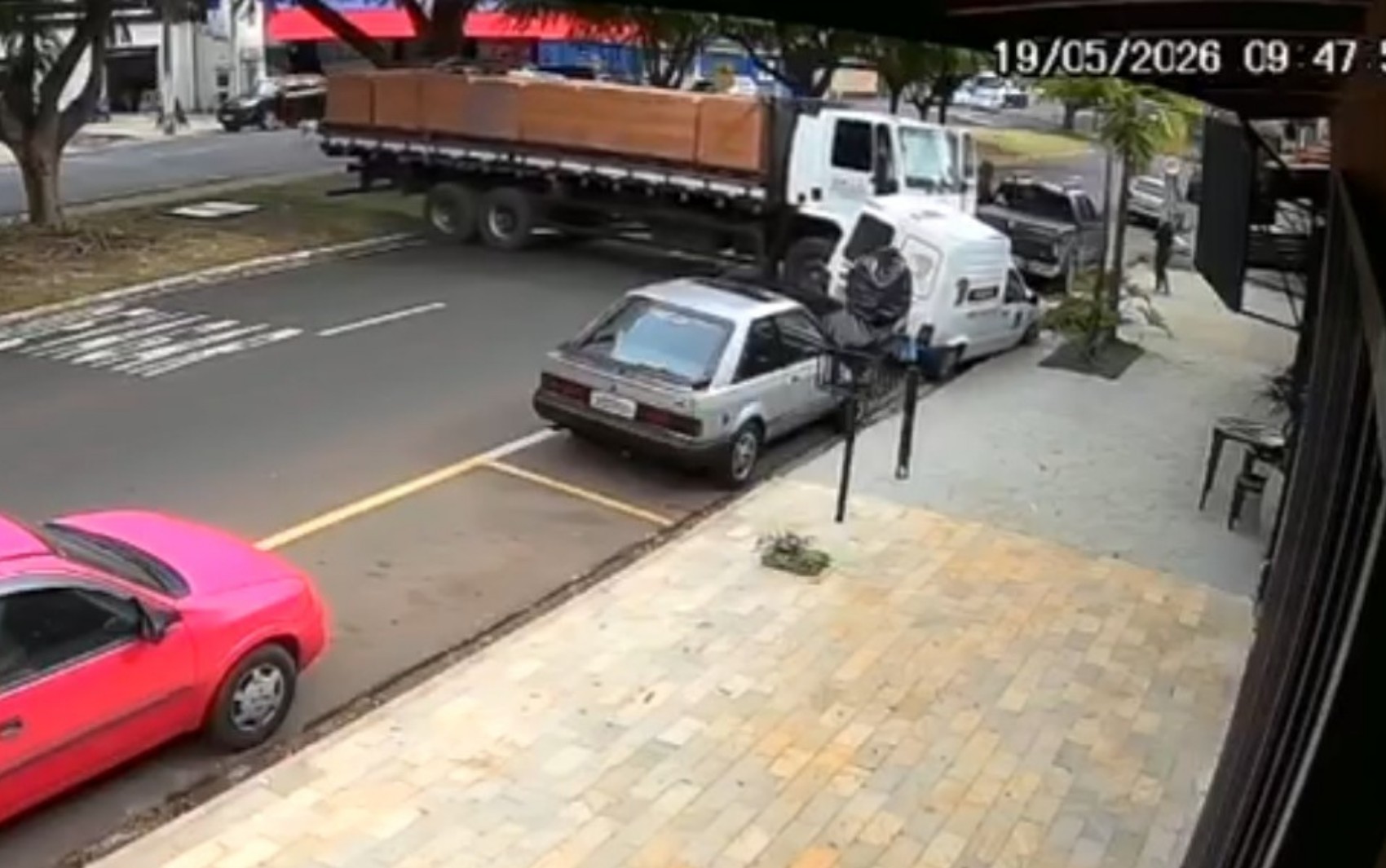Caminhão sem motorista atravessa avenida e bate em carro estacionado em Franca, SP; VÍDEO