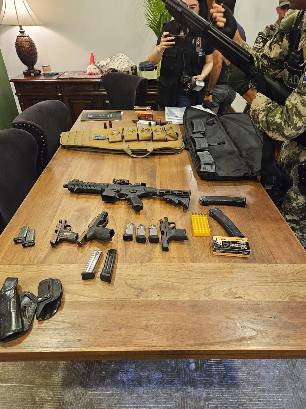 PF faz operação contra suspeitos de entregar 43 mil armas para facções brasileiras — Foto: Investigação internacional/Cooperação policial internacional