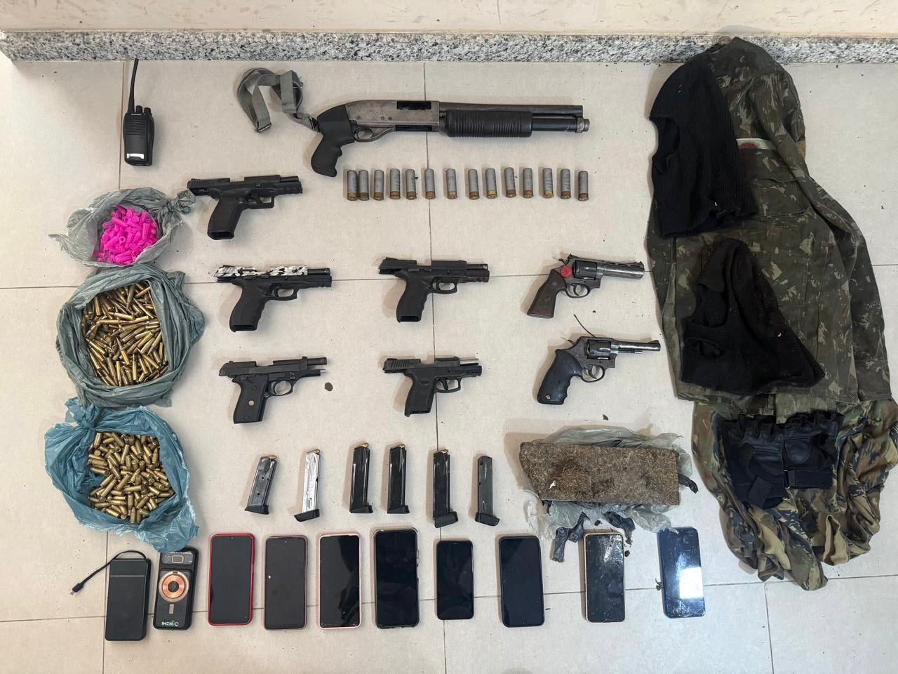 Oito suspeitos mortos em operação em Eunápolis foram encontrados em área de mata 