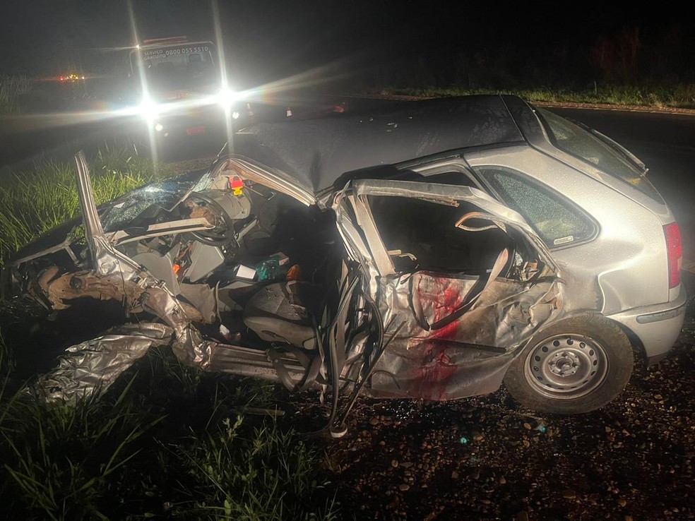 Após colisão entre carro e caminhão, passageiro de 57 anos morre em Mirante do Paranapanema (SP) — Foto: Polícia Rodoviária