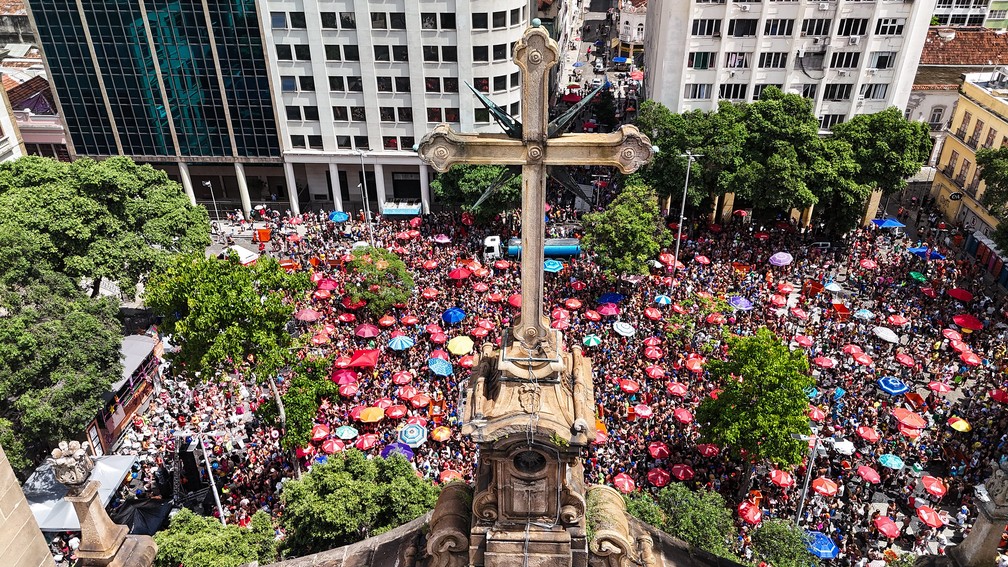 Bloco e Paixão leva multidão para o Largo de São Francisco,  no Centro do Rio, na manhã deste domingo (8) — Foto: Alex Ferro / Riotur