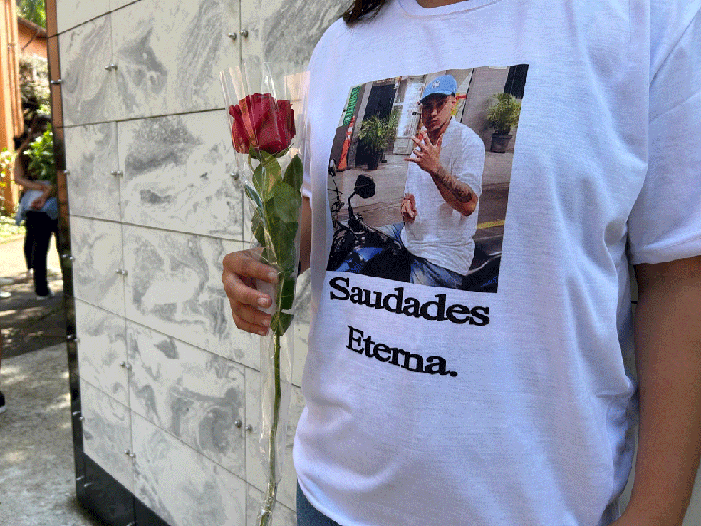 Parentes de Raphael foram com camisetas em homenagem ao rapaz atropelado e morto pela namorada — Foto: Guilherme Pimentel/TV Globo