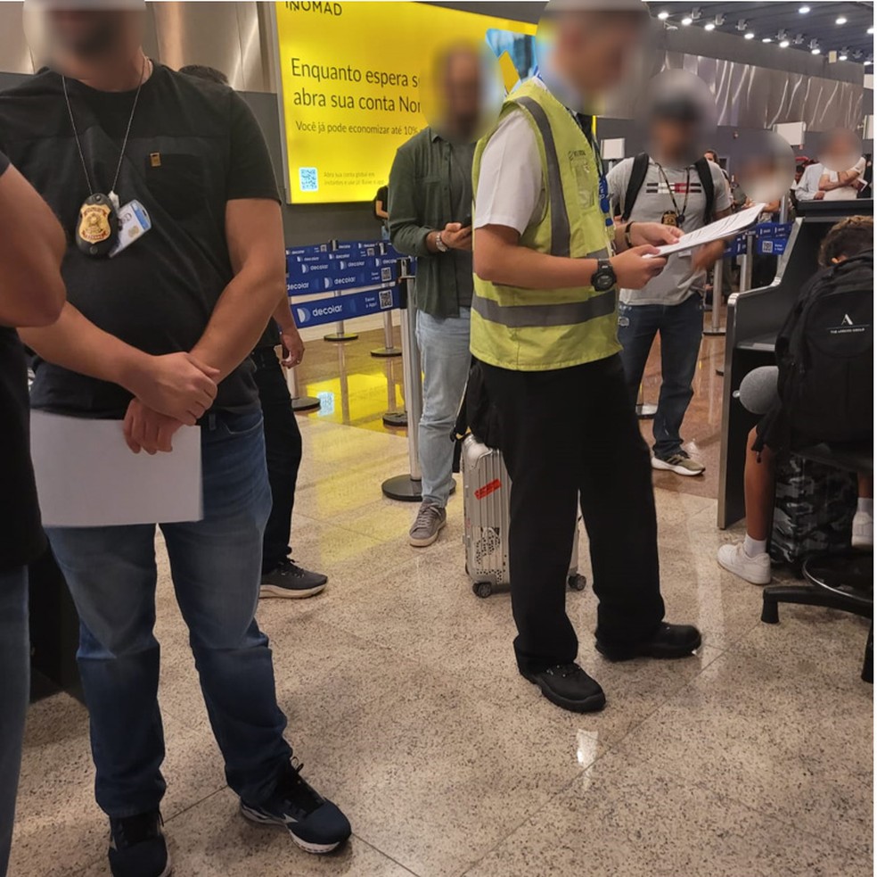 Agentes da PF abordam egípcio (de camisa verde e calça jeans) suspeito de ligação com terrorismo no Aeroporto de Guarulhos — Foto: Reprodução