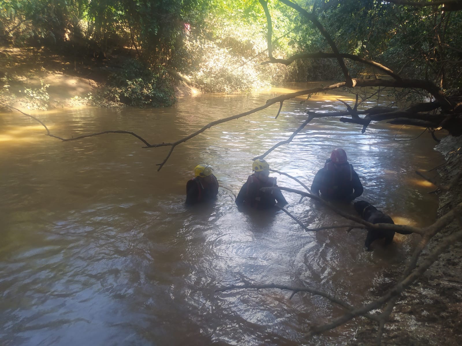 Corpo de menino de 6 anos que desapareceu ao cair no Rio Verde Grande, em Montes Claros, é encontrado dentro de manilha