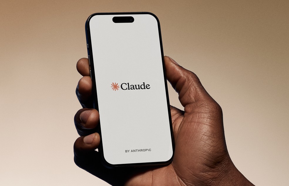 Claude, da Anthropic, está entre os assistentes de IA mais populares do mundo, rivalizando com ChatGPT e Gemini — Foto: Ryan Donegan/Flickr