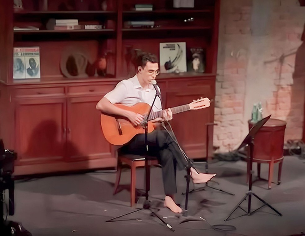 Zeca Veloso canta e toca violão em show solo no Bona Casa de Música — Foto: Reprodução / Vídeo internet