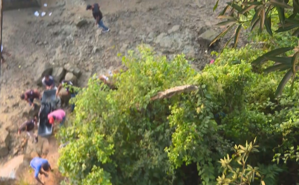 Corpo é encontrado dentro de mala em rio na Bahia — Foto: Reprodução/TV Bahia