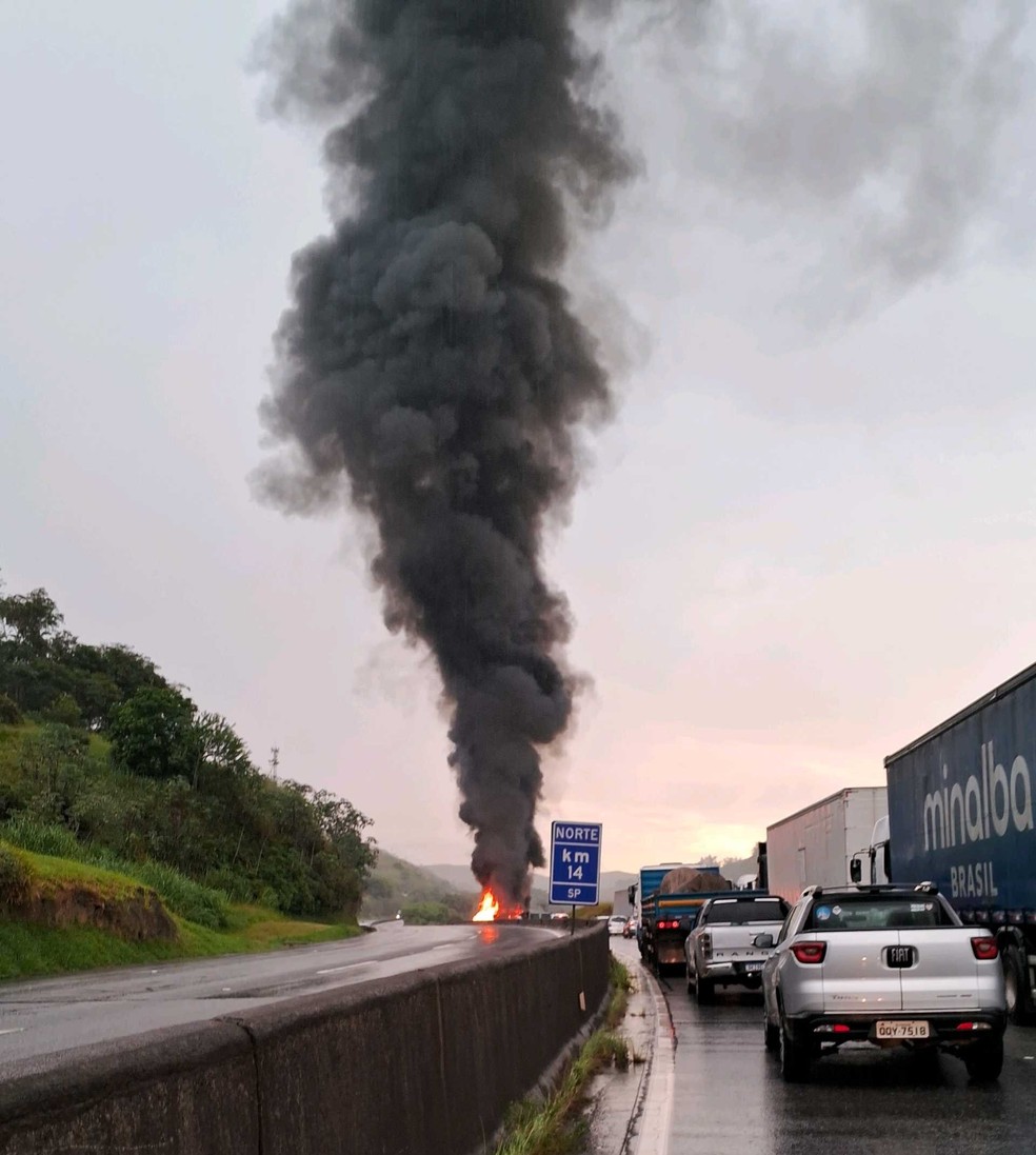 Carreta tomba, pega fogo e interdita totalmente a Dutra em Queluz, SP — Foto: José Luciano Bezerra