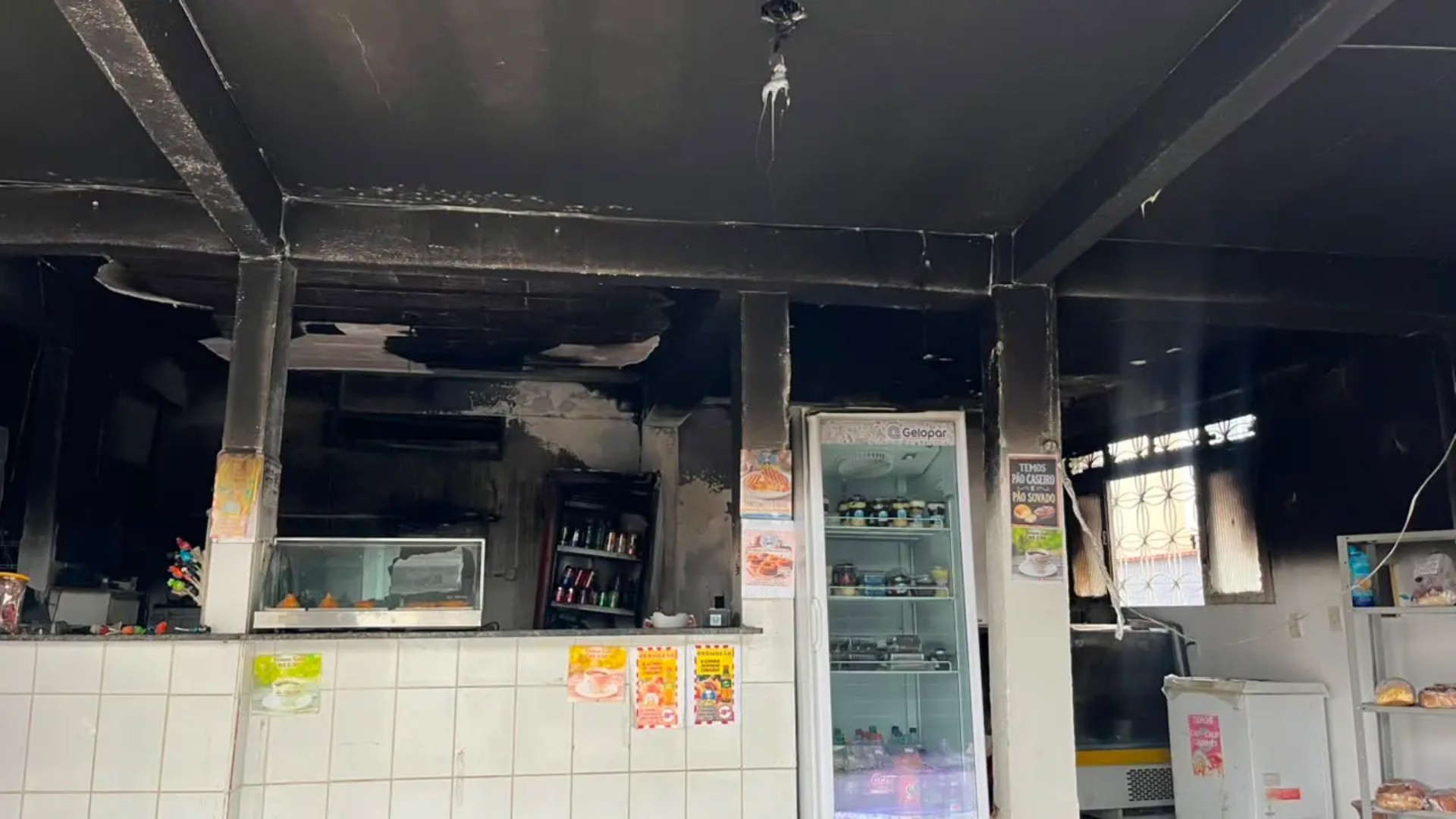 Incêndio destrói lanchonete de comerciante que havia deixado emprego para abrir negócio em Cariacica