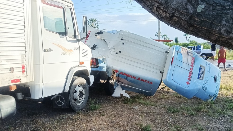 Quatro morrem em colisão entre caminhão e ambulância da cidade de Marco, no Ceará — Foto: Reprodução