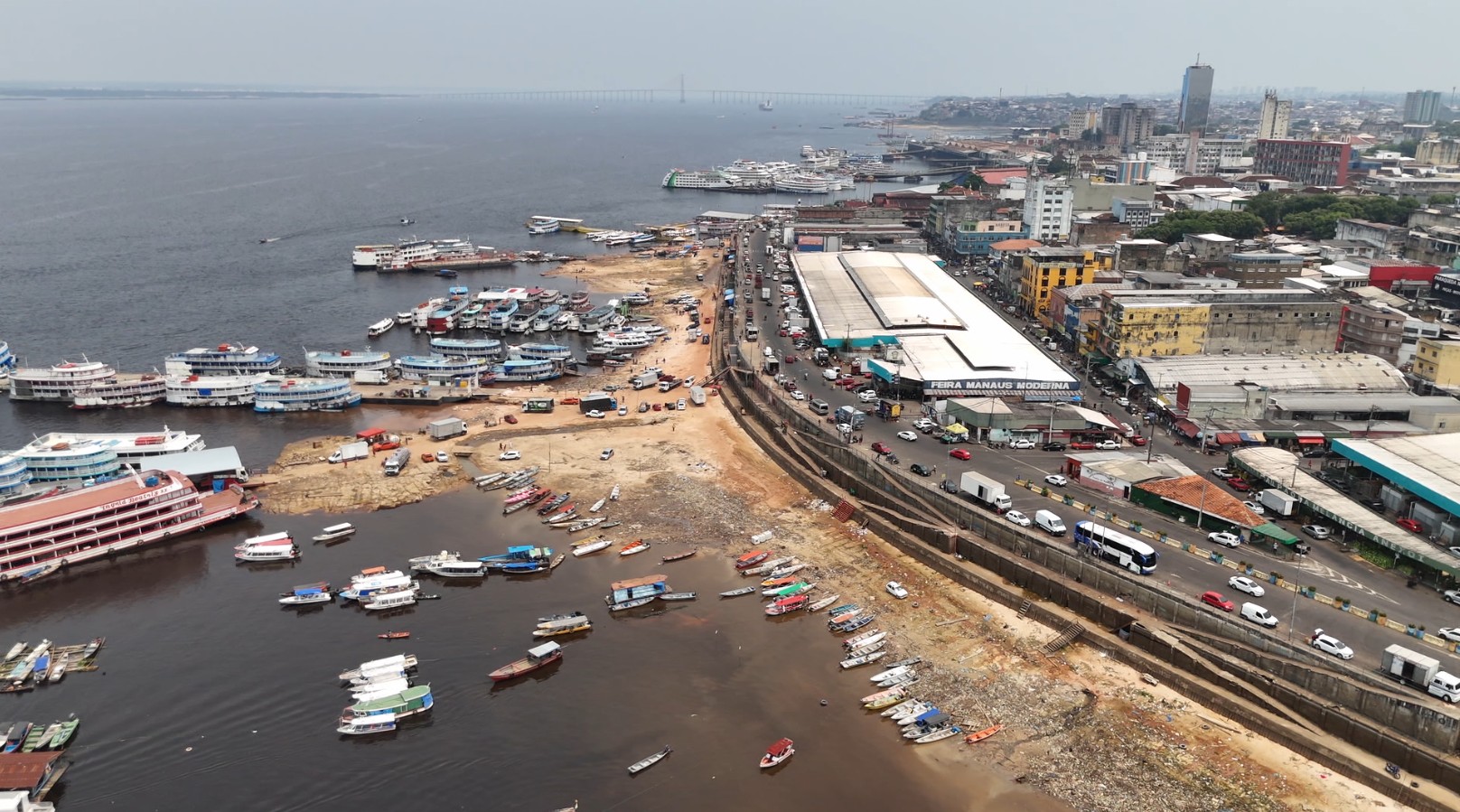 Seca do Rio Negro em 2024 afeta a população e afasta embarcações da Orla de Manaus; FOTOS