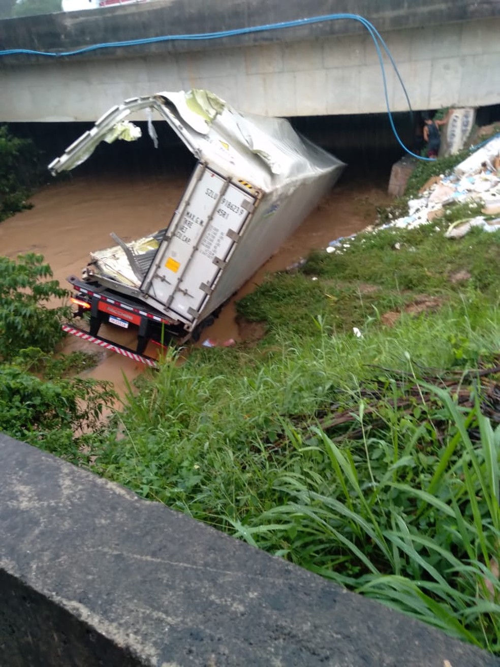 Caminhão capota na Rodovia Washington Luís, em Duque de Caxias — Foto: Reprodução