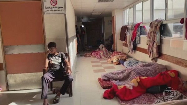 Imagens divulgadas pelo Ministério da Saúde do Hamas mostram médicos correndo para remover pacientes em meio à fumaça — Foto: Reprodução/TV Globo
