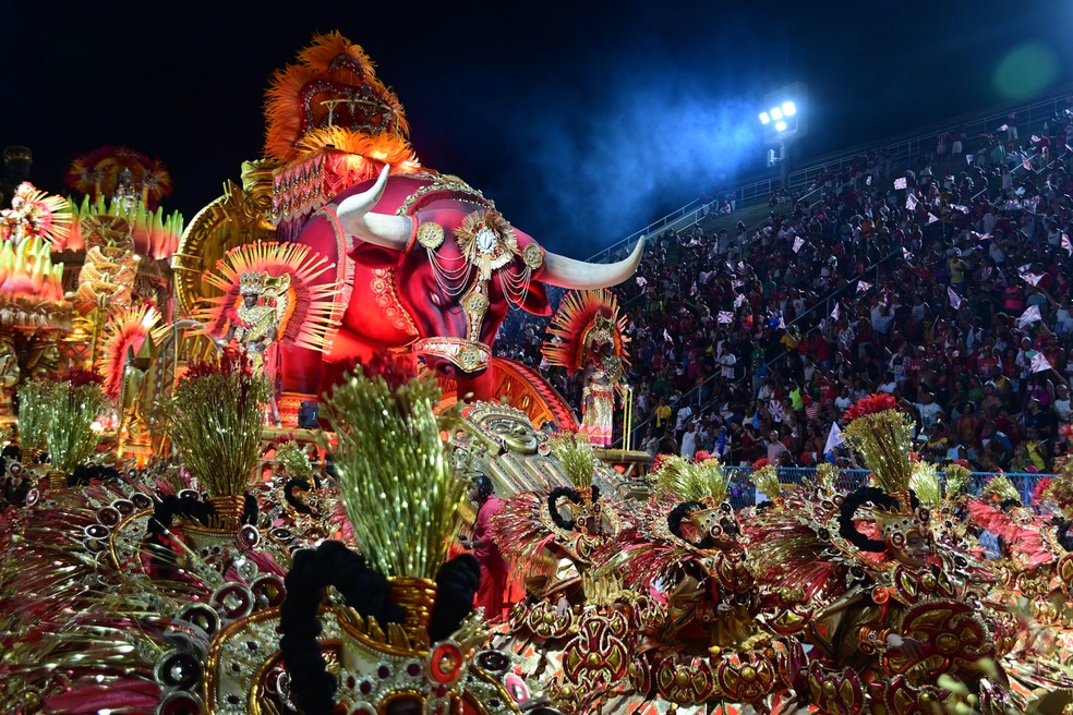 Alegoria da Unidos de Padre Miguel na Sapucaí, na primeira noite de desfiles no RJ. — Foto: Leo Franco / AgNews
