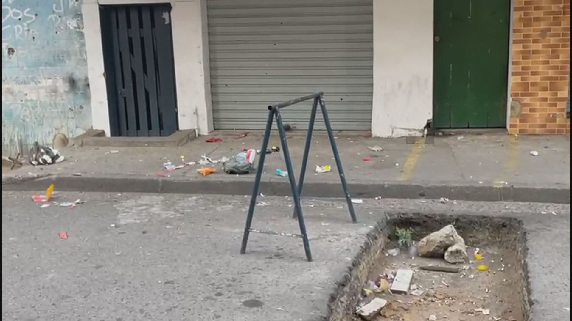 PMs ficam feridos por estilhaços de explosivos em barricada energizada na Ilha do Governador