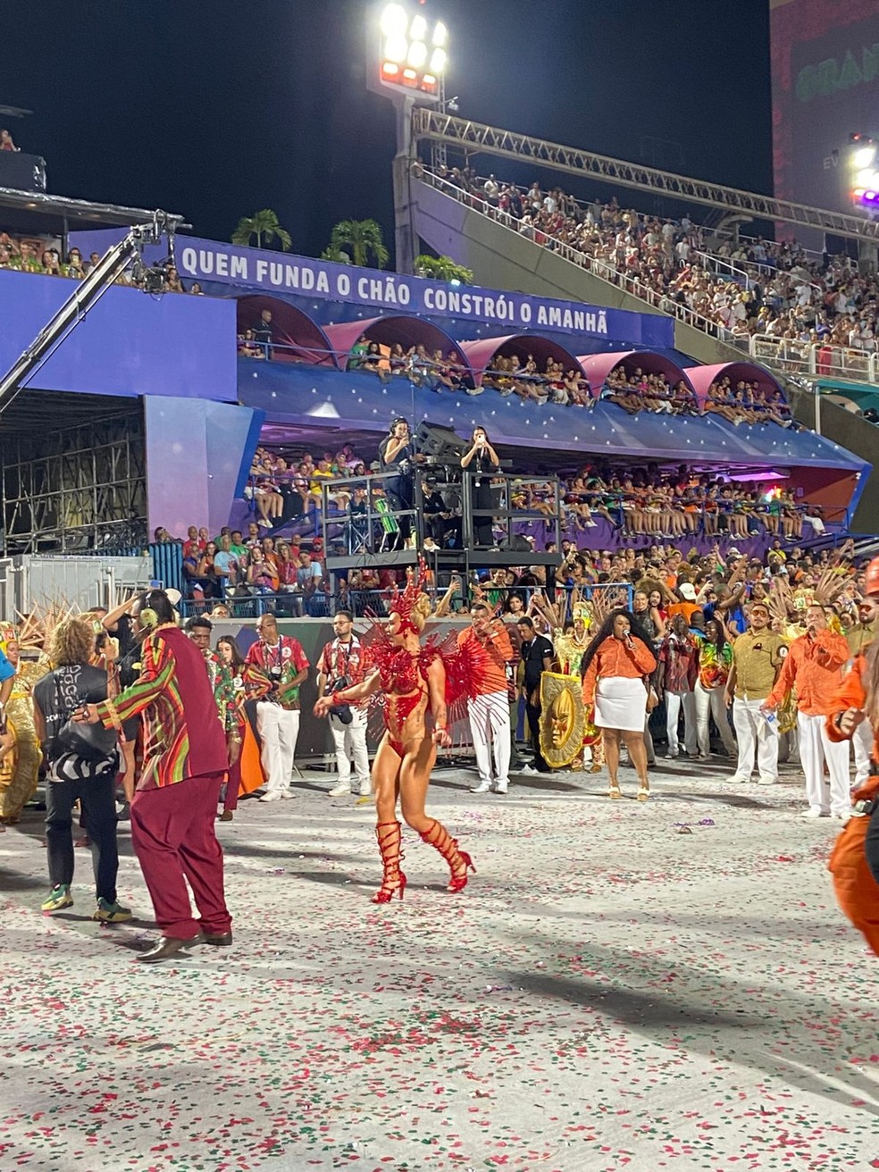 Virginia termina o desfile sem parte do costeiro � Foto: Tha�s Esp�rito Santo/g1