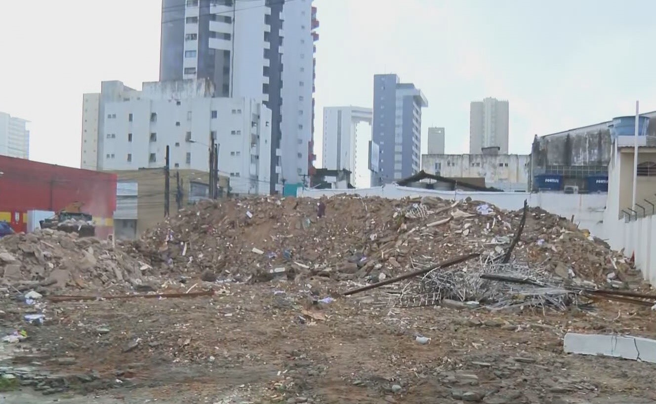 Demolição de edifício que desabou parcialmente no Grande Recife é concluída