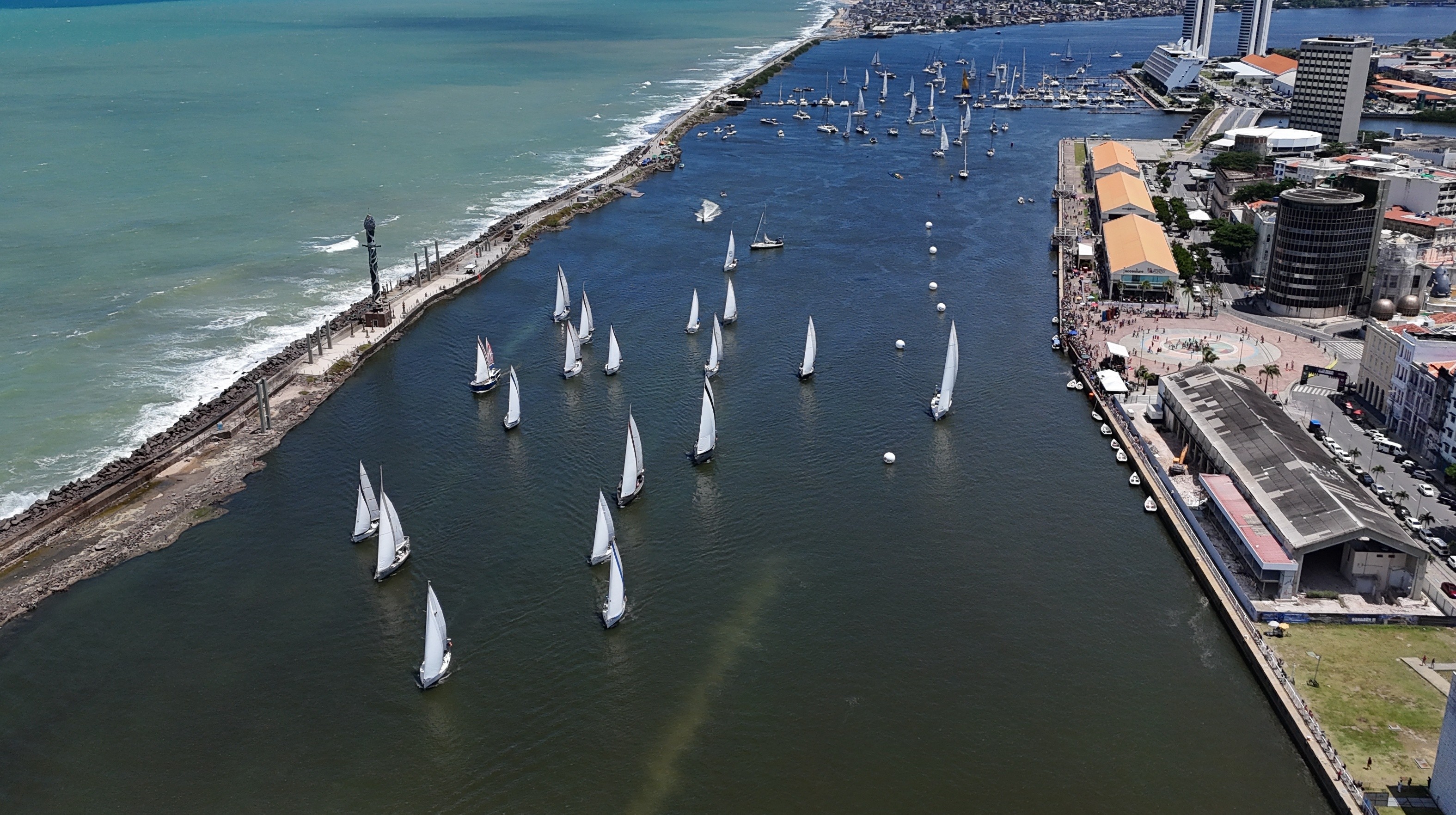Disputa no mar: 93 barcos largam na Regata Recife-Fernando de Noronha