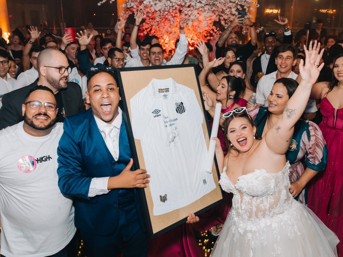 Casal santista recebe vídeo e camisa autografada por Neymar Jr. na festa de casamento; VÍDEO
