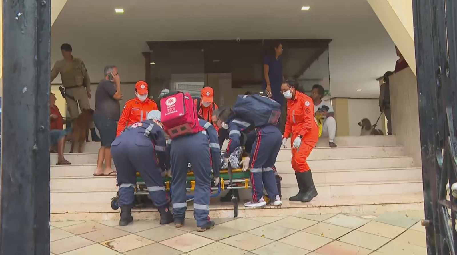 Moradora espancada por zelador em Salvador está em coma; suspeito também ateou fogo em prédio