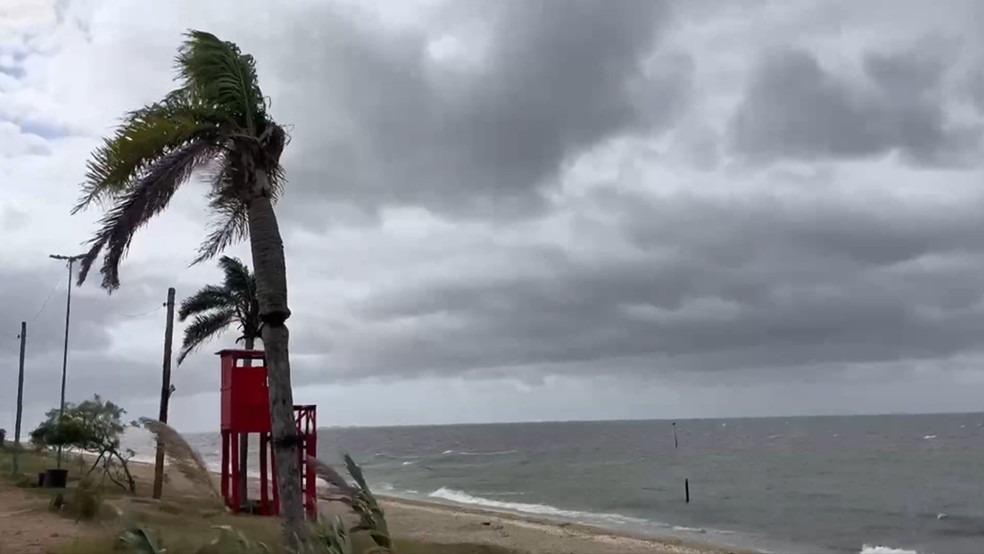 Barco naufraga e pescador morre afogado em Pelotas — Foto: Reprodução/RBS TV