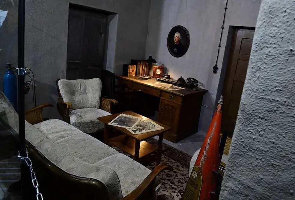 De acordo com relatos de testemunhas, o bunker de Hitler era escassamente mobiliado e decorado. No escritório do ditador, havia um retrato do rei Frederico, 'o Grande', da Prússia, a quem ele admirava. — Foto: Getty Images via BBC