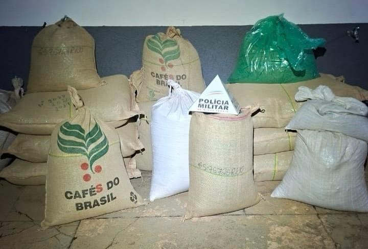 Criminosos fazem família refém em fazenda, transportam café no carro da vítima e devolvem veículo em MG