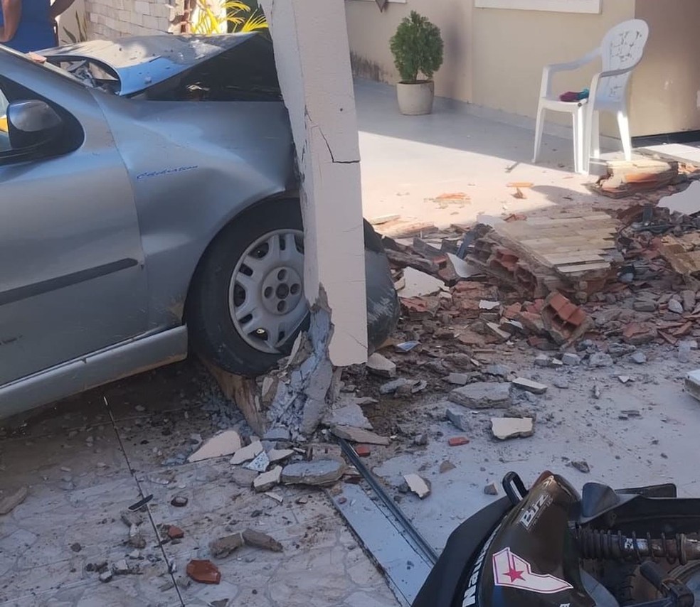 Condutora perde o controle e invade casa em Canhoba — Foto: Júnior de Lauro