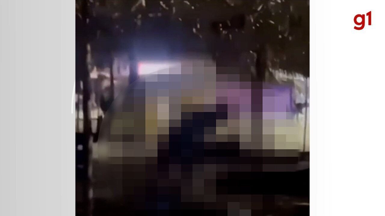 Casal é flagrado fazendo sexo em barraca de praia