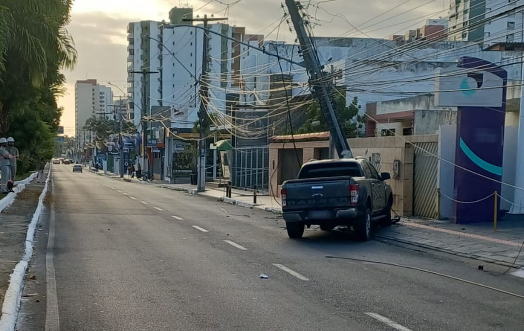 Carro bate em poste e interdita trânsito em Aracaju
