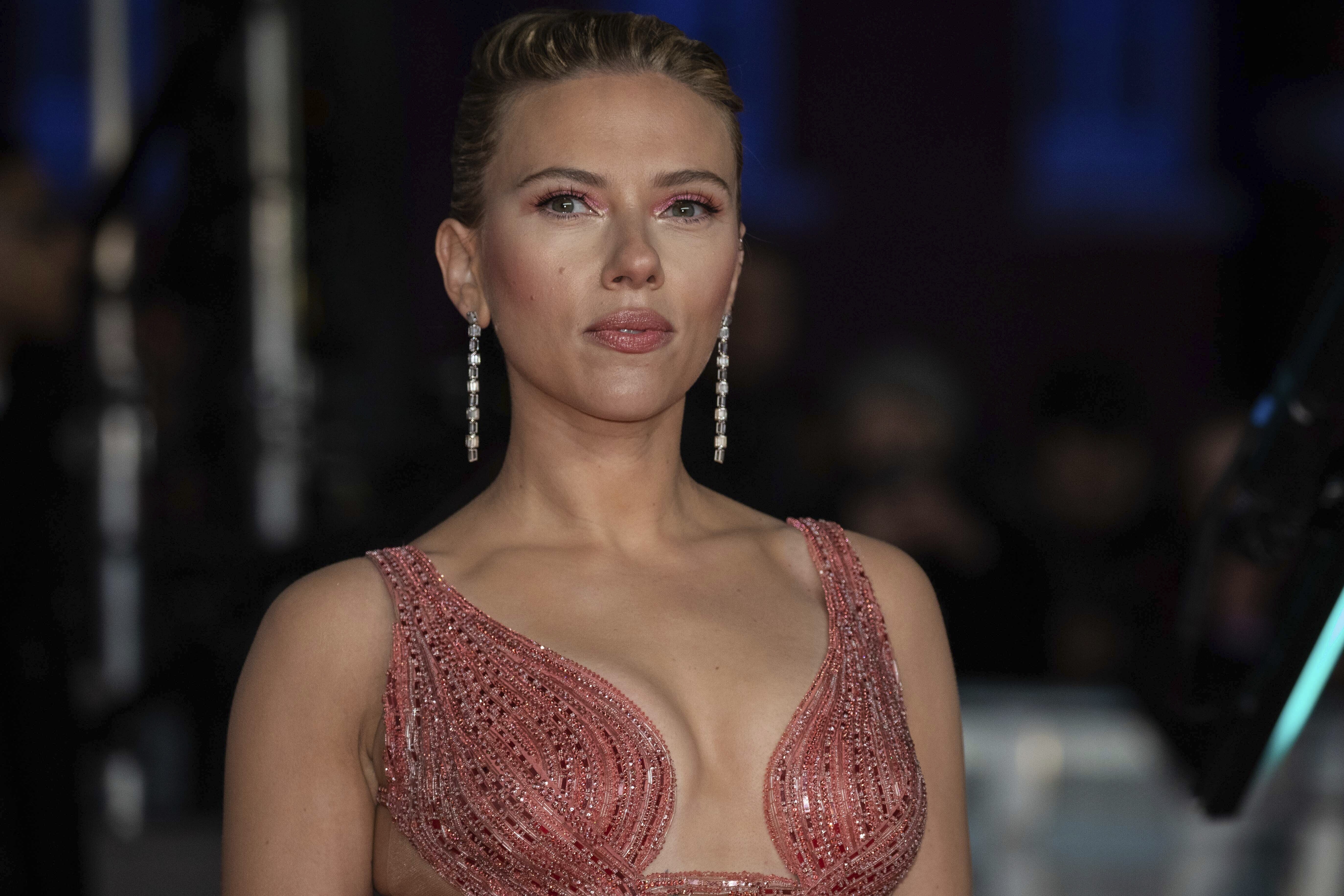 Scarlett Johansson diz que ChatGPT imitou sua voz em assistente virtual