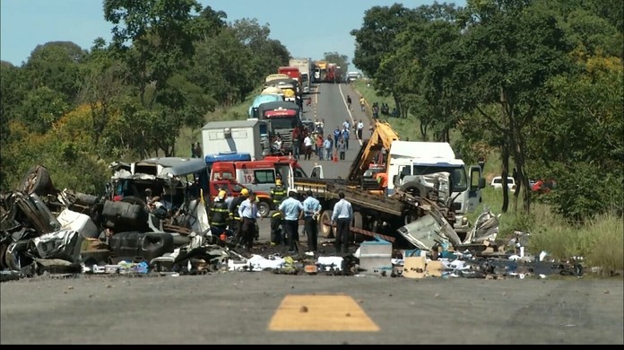 Acidente na BR-251 mata sete e deixa 39 feridos no norte de MG