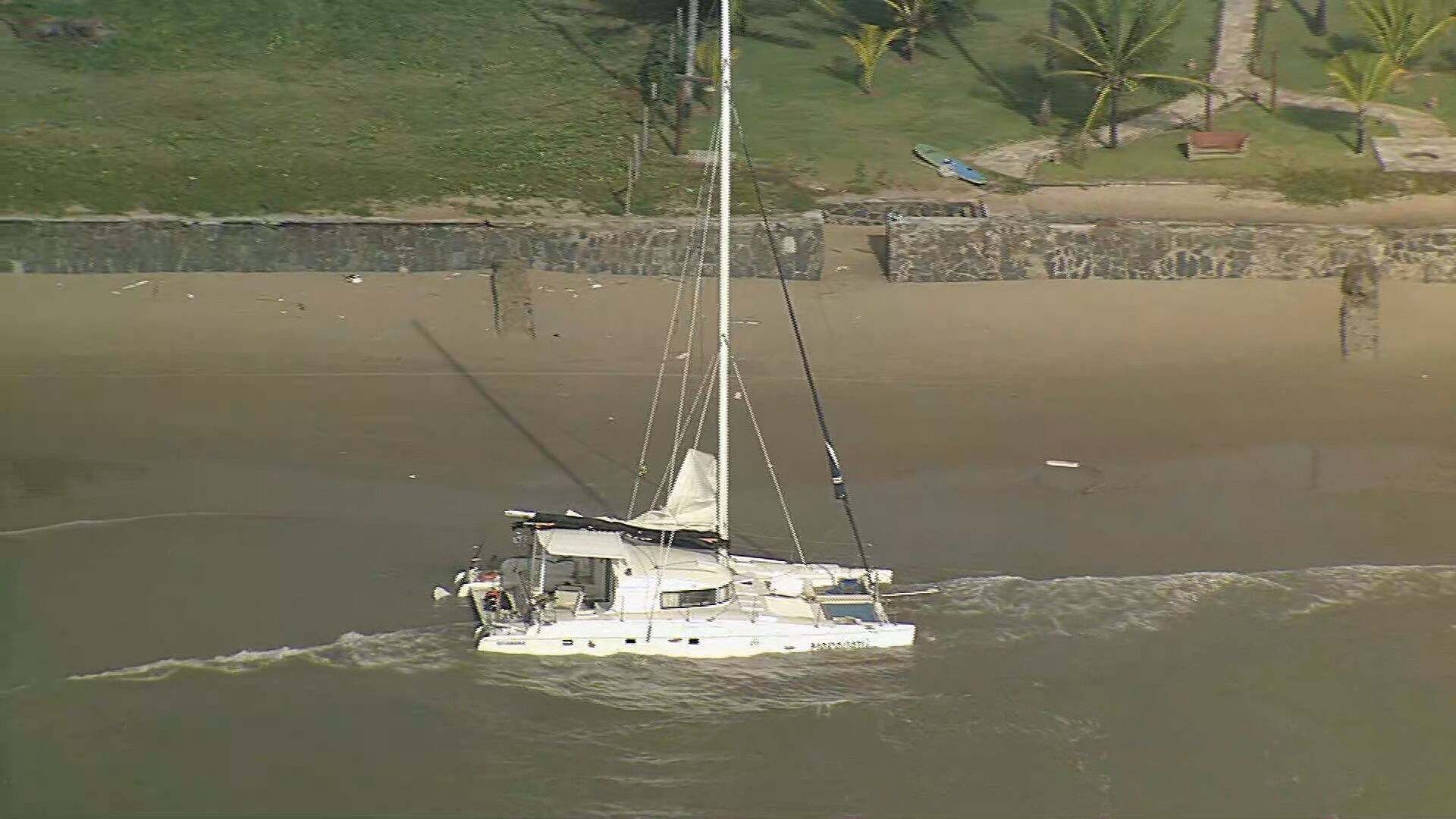 Veleiro inscrito na Refeno bate em pedra e encalha na praia de Serrambi; VÍDEO