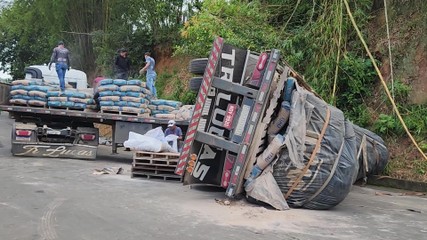 Carreta perde o controle em ladeira movimentada e acaba tombando