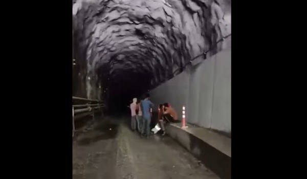 Forças nepalesas resgatam centenas de pessoas presas em túnel após avalanche — Foto: Reprodução/Redes sociais