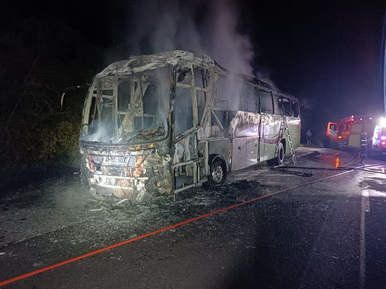 Ônibus com adolescentes de equipe de vôlei pega fogo em estrada no RS; 5 precisaram de atendimento