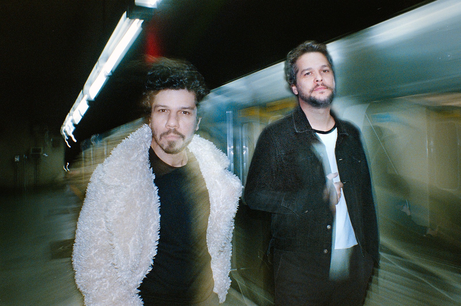 Vanguart tenta voltar para o trilho inicial em ‘Estação liberdade’, álbum sobre o vaivém existencial do trem da vida