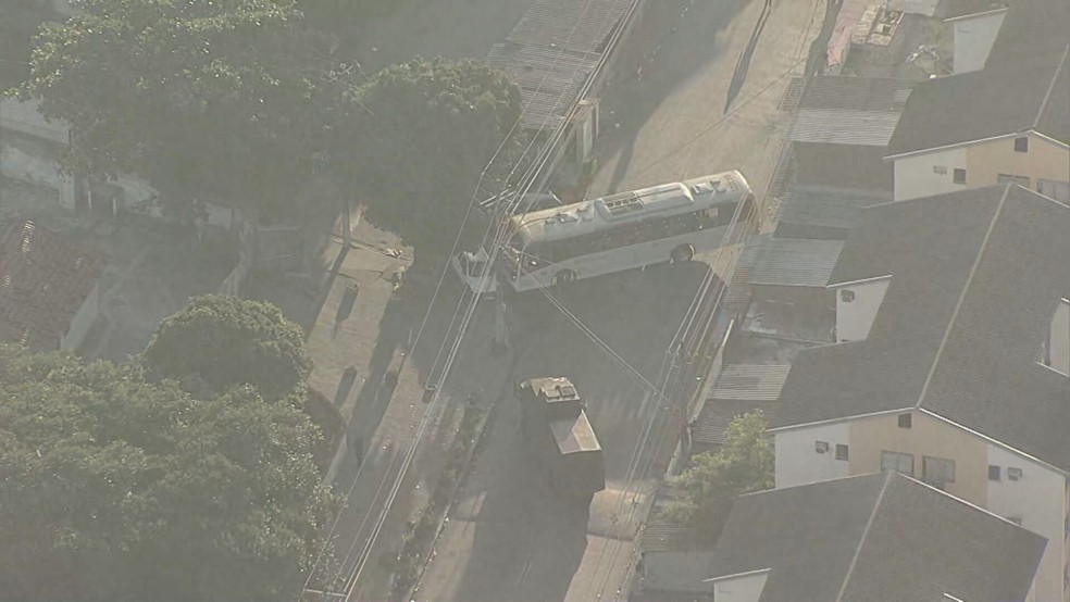 Ônibus é tomado por traficantes em Costa Barros — Foto: Reprodução/TV Globo