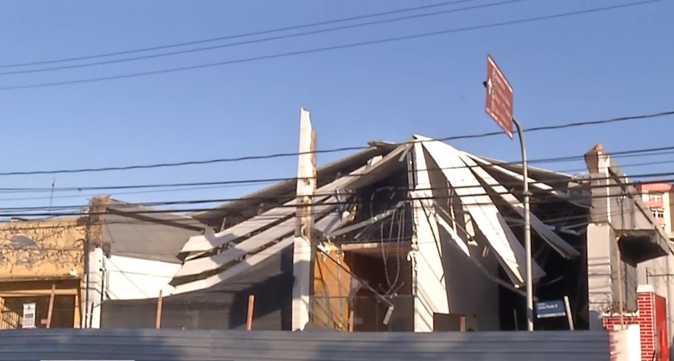 Fachada de estabelecimento desaba em Belém; vídeo mostra área isolada 