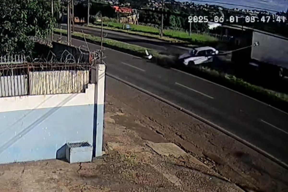 Motorista perde controle do carro, bate em poste e é preso por dirigir bêbado e sem habilitação no Paraná