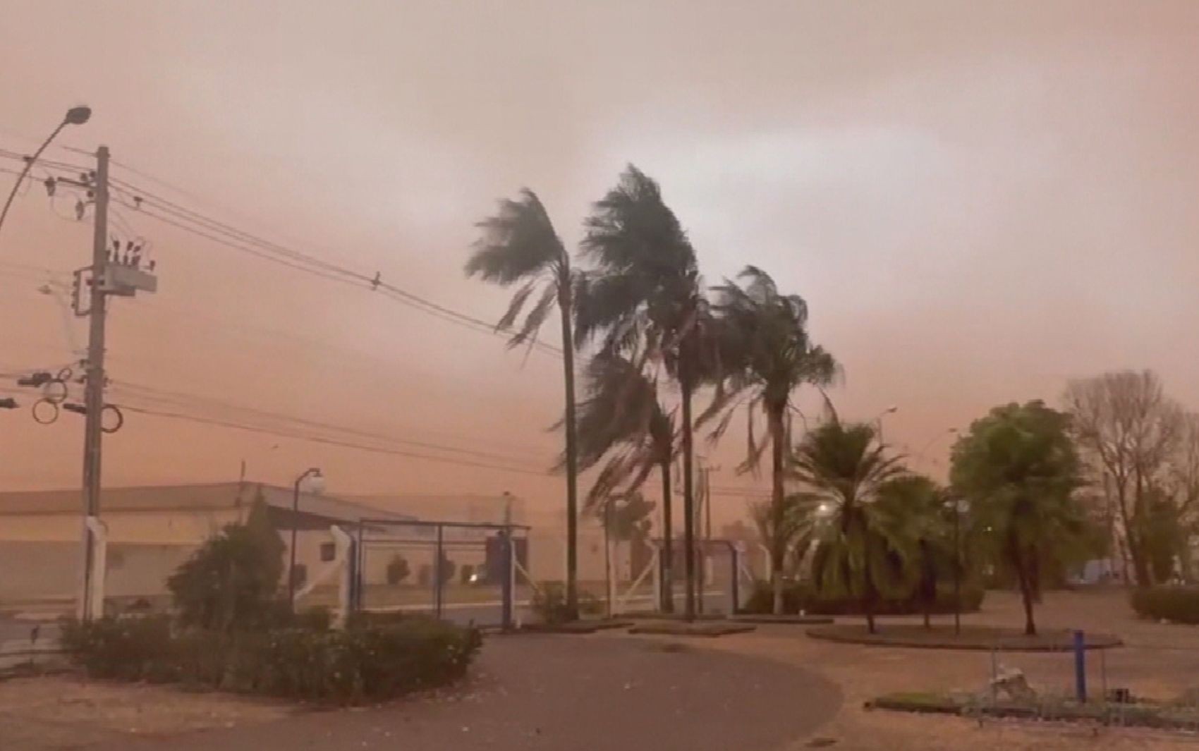 Céu laranja, nuvem de poeira e chuva surpreendem moradores em cidades de Goiás; vídeo