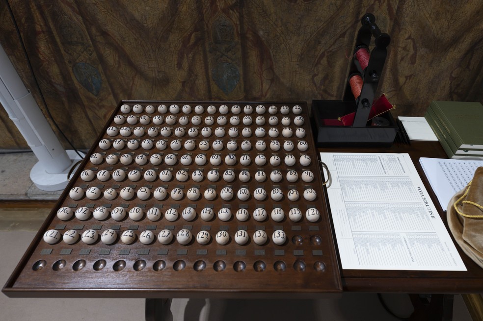 Vaticano divulga imagens de preparativos para conclave na Capela Sistina. — Foto: Serviço de imprensa do Vaticano