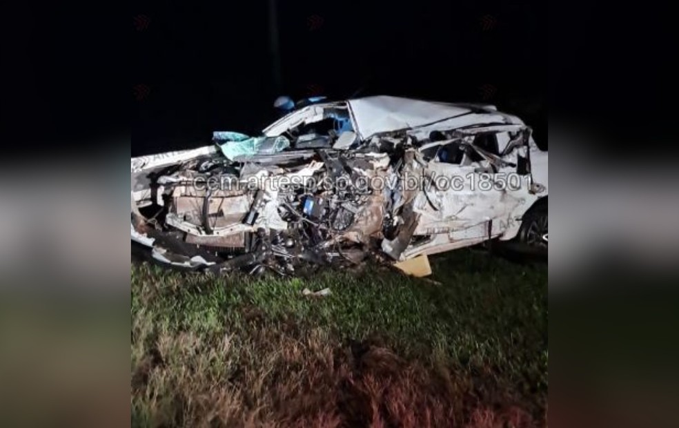 Caminhonete fica destruída depois de bater contra carreta na SP-270 em Paranapanema (SP) - Imagem: Divulgação / Artesp 