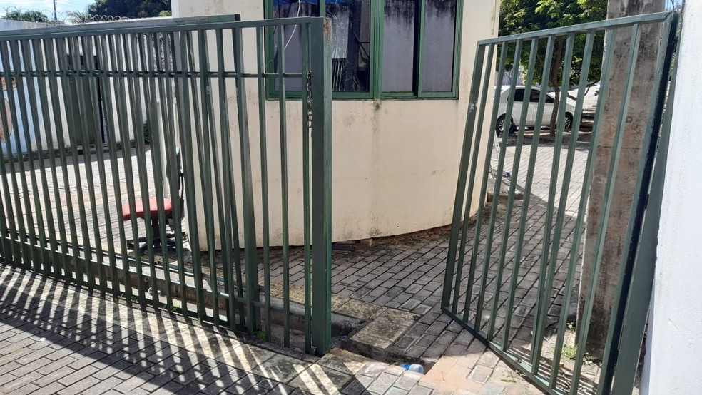 Portão foi arrombado pelos manifestantes que ocuparam o Idema — Foto: Sérgio Henrique Santos/Inter TV Cabugi