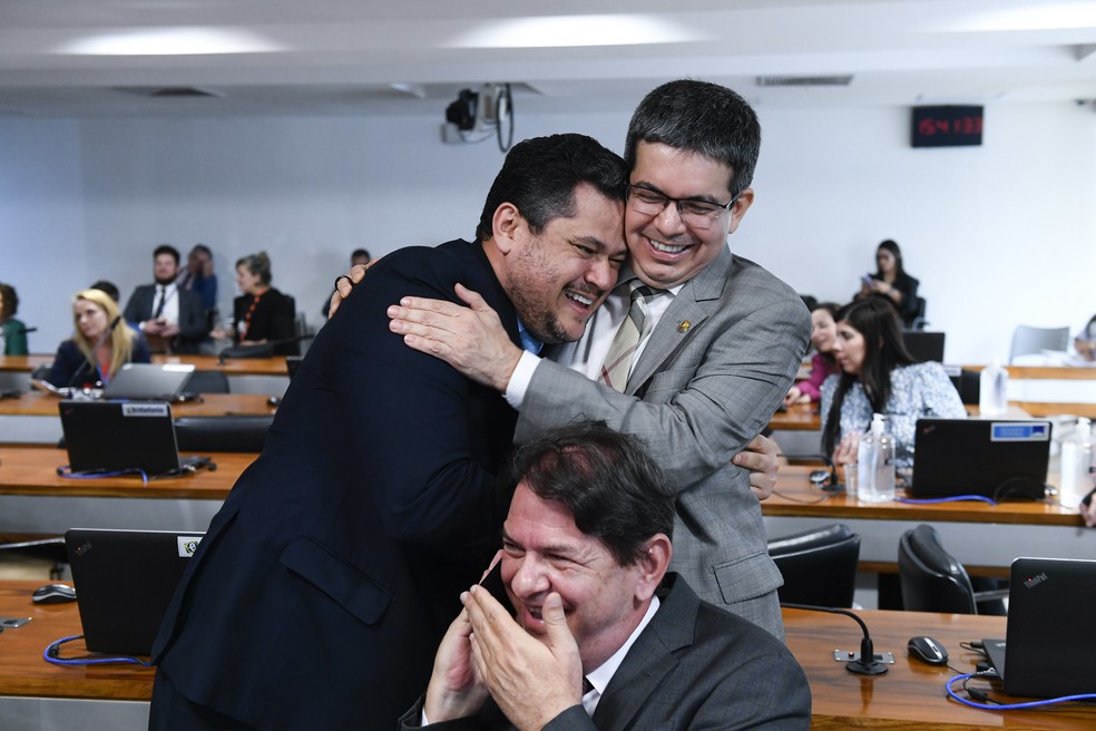 O senador Davi Alcolumbre abraça o líder do governo no Congresso, Randolfe Rodrigues (PT-AP) — Foto: Marcos Oliveira/Agência Senado