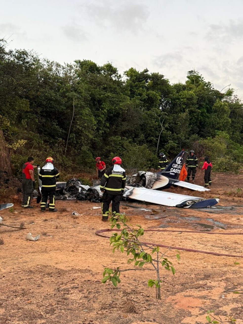 Avião de pequeno porte cai e pega fogo próximo a pista de pouso em Paço do Lumiar — Foto: Divulgação/Redes sociais