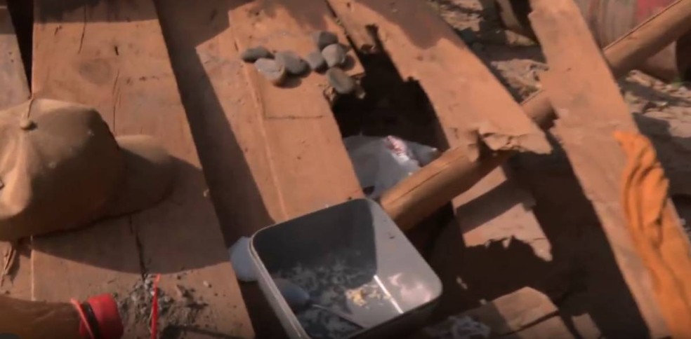 Foto mostra que suspeitos deixaram perteces pessoais em draga antes de fugirem — Foto: Reprodução/TV Globo