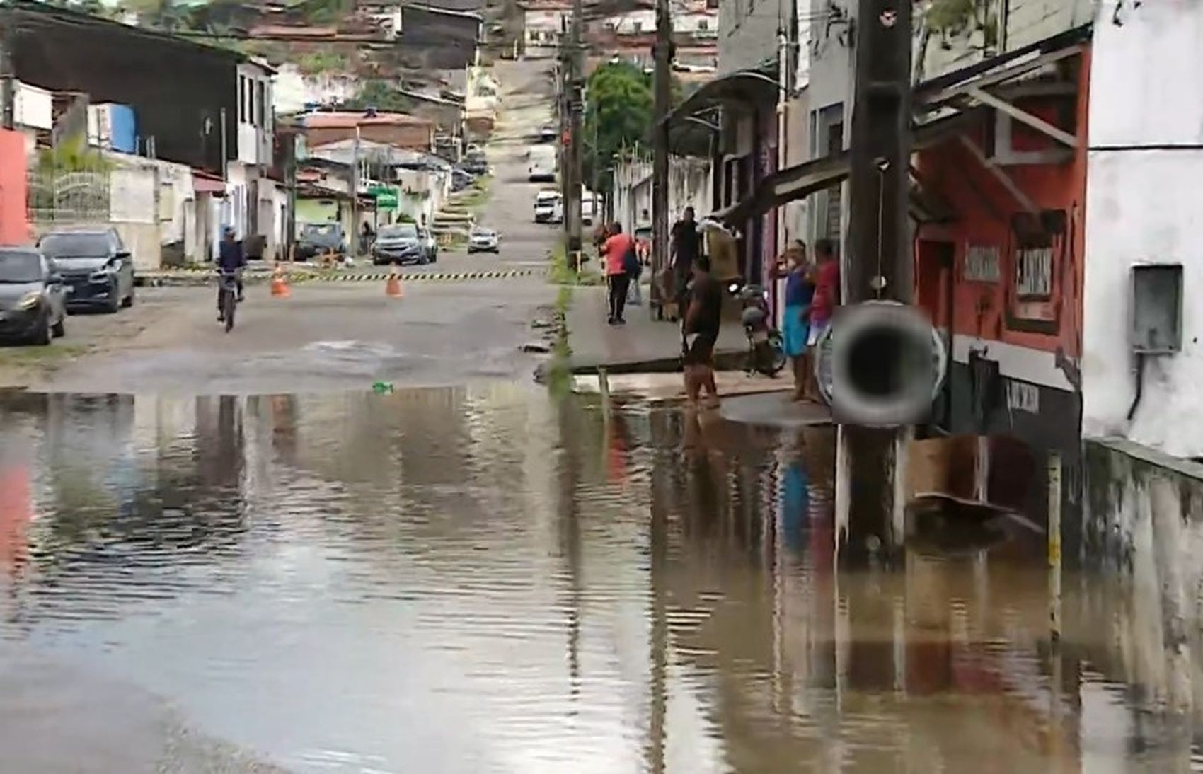 Vazamento de água causa alagamento no Bairro 18 do Forte em Aracaju