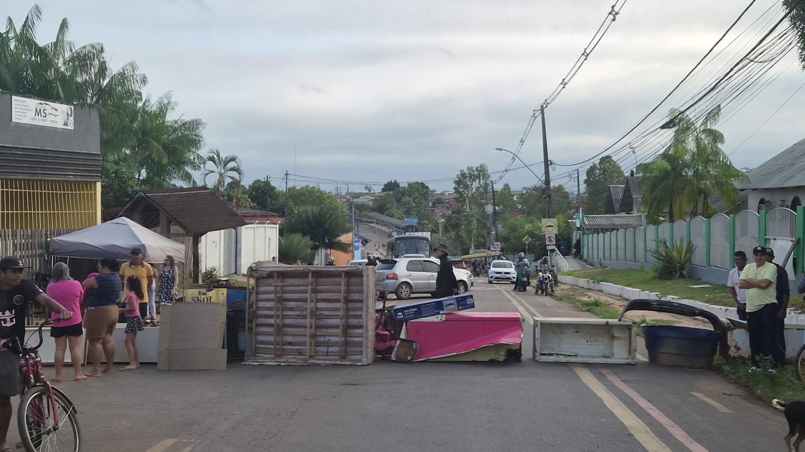 Moradores protestam por pavimentação de ruas e bloqueiam trecho de estrada em Rio Branco